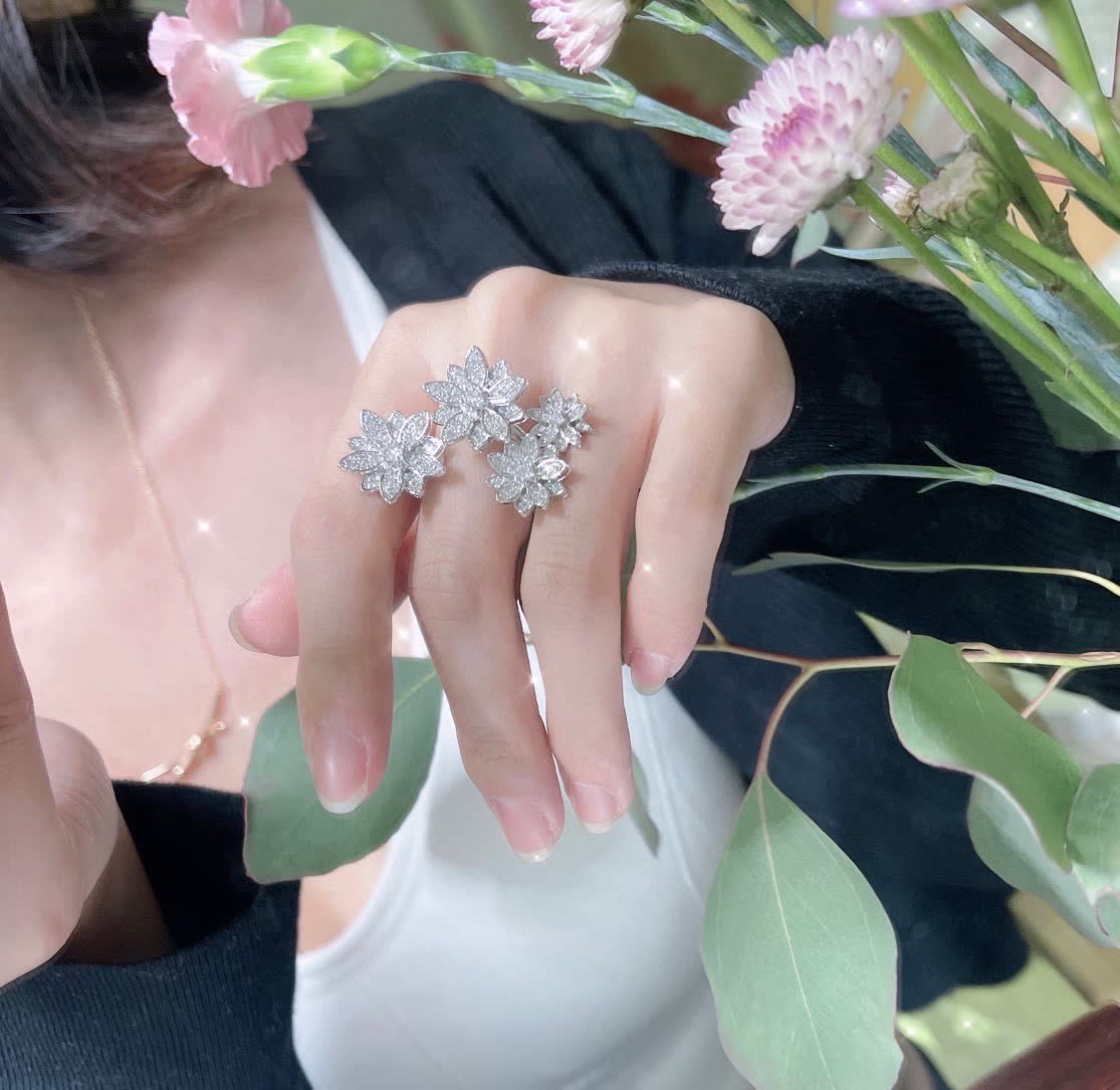Van Cleef & Arpels Elegant Diamond Flower Ring